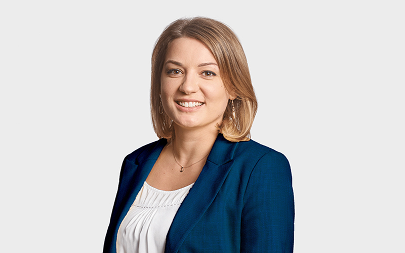 20200709_MGK_Portraits_Hirsch_1493_Blau1_800x500