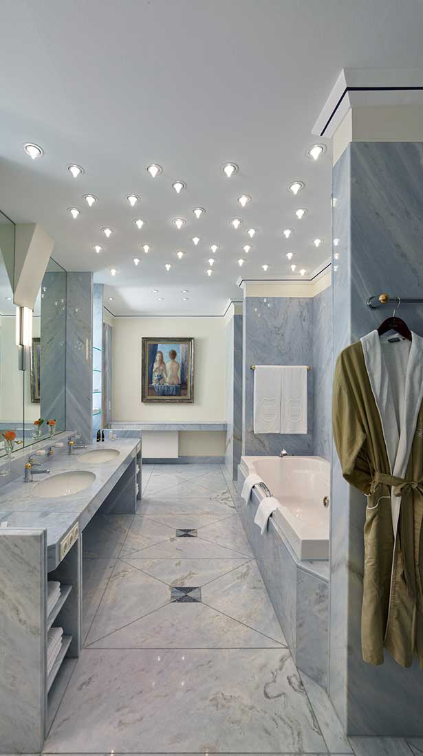 Badezimmer in einer Suite der Max Grundig Klinik