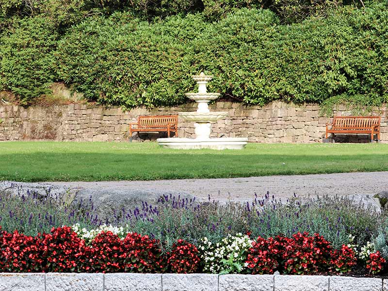 Garten der Max Grundig Klinik mit Brunnen
