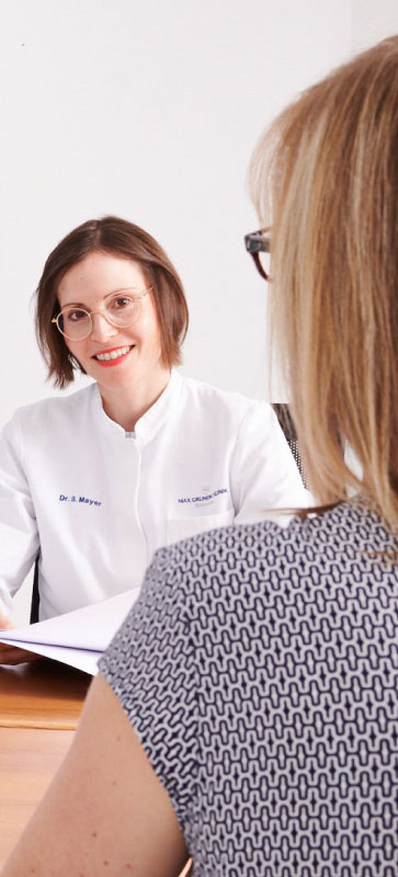 Ärztin der Max Grundig Klinik im Check-up Gespräch mit einer Patientin