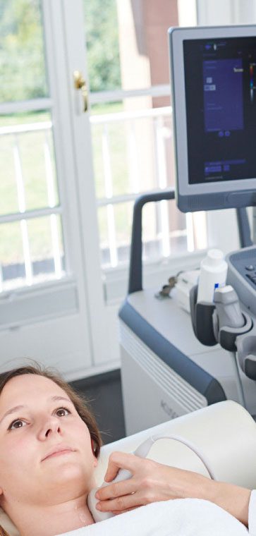 Ultraschall am Hals einer Patientin