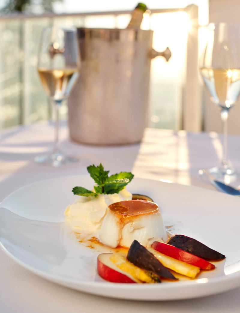 Dessertteller mit Früchten und Sektgläsern in einer Suite der Max Grundig Klinik