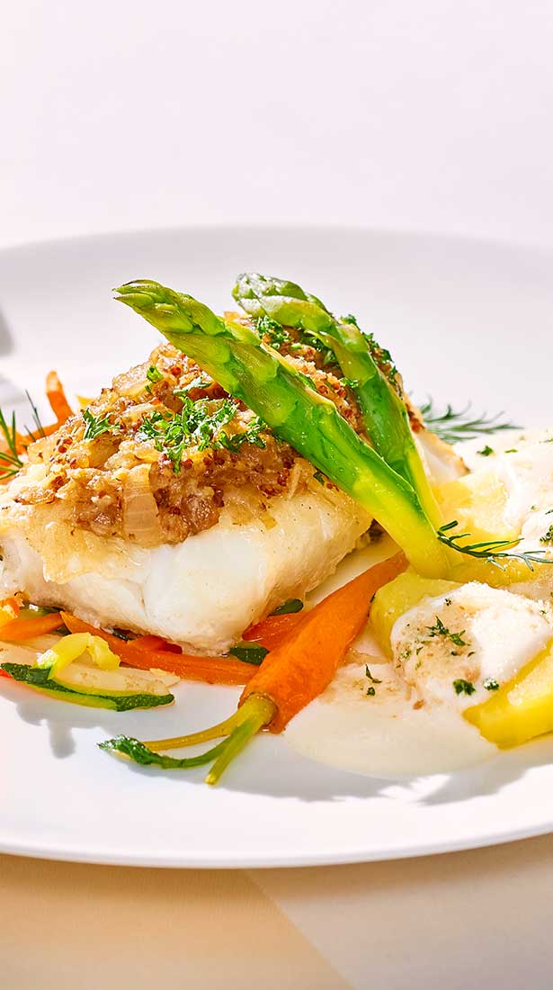 Teller mit Fisch und Gemüse