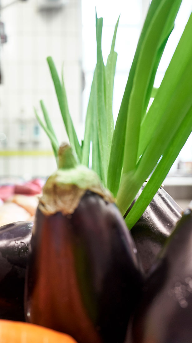 Gemüse mit Auberginen im Vordergrund