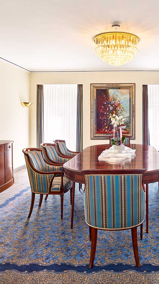 Esstisch und Stühle in einer Suite der Max Grundig Klinik