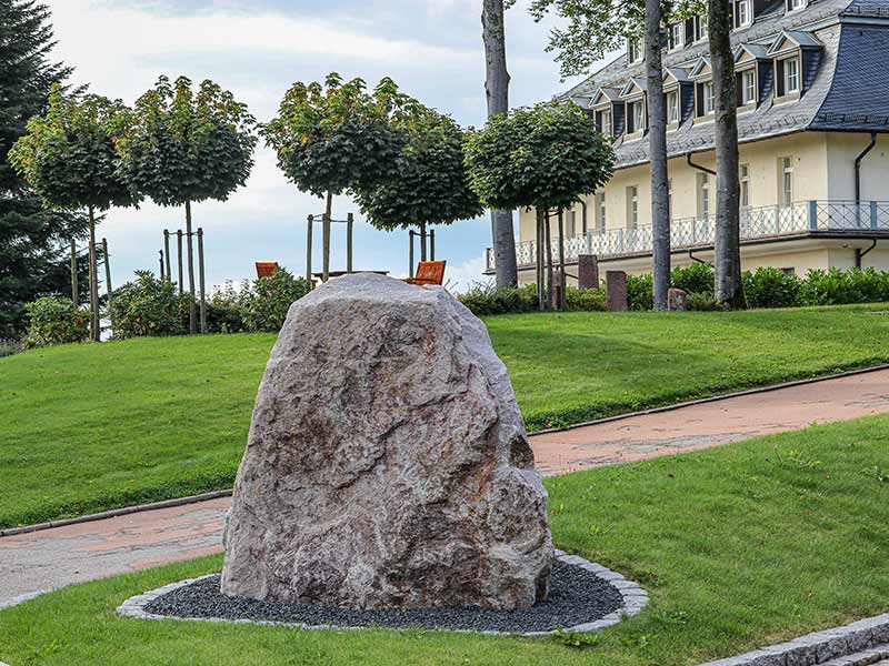 Felsen vor der Max Grundig Klinik