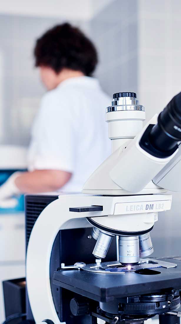 Mikroskop im Labor der Max Grundig Klinik