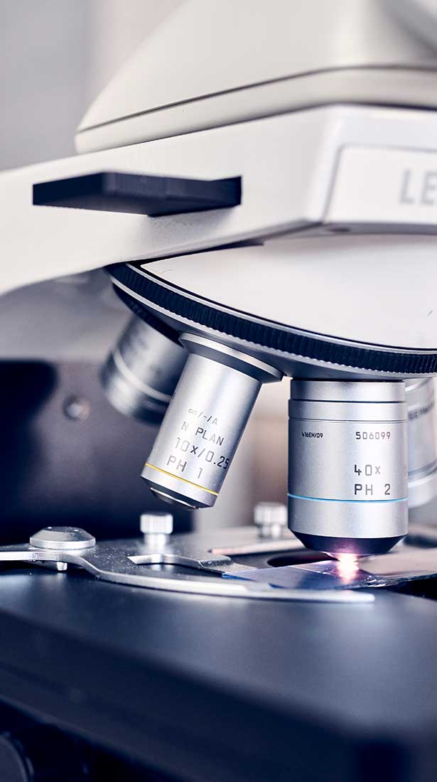 Nahaufnahme eines Mikroskops im Labor