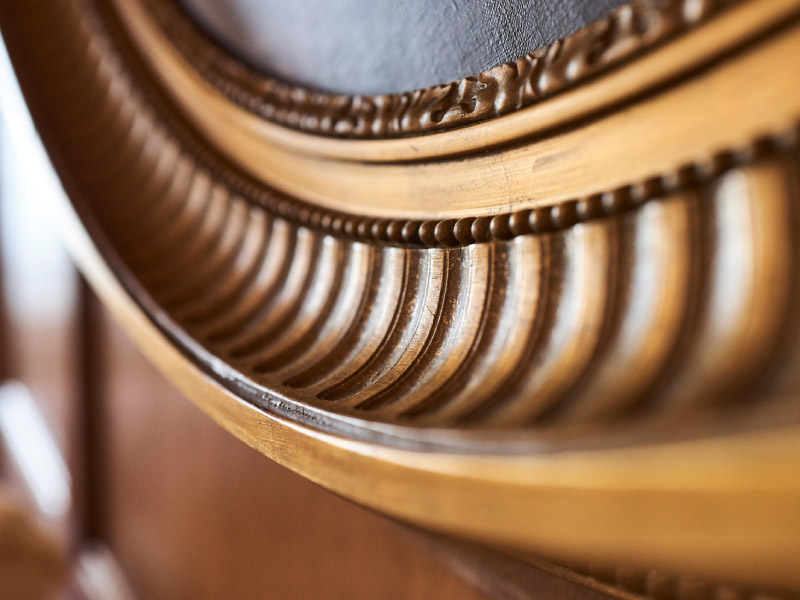 Innenbereich der Max Grundig Klinik, Holzbilderrahmen in antiker Optik