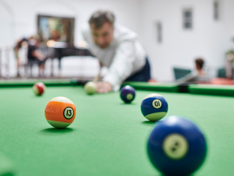 Billardtisch im Atrium der Max Grundig Klinik