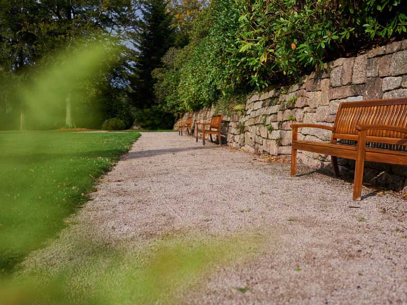 Außenbereich der Max Grundig Klinik, Parkanlage mit Bänken