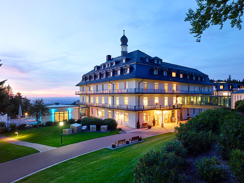 Max Grundig Klinik bei Nacht, Gebäude beleuchtet, Bühler Höhe