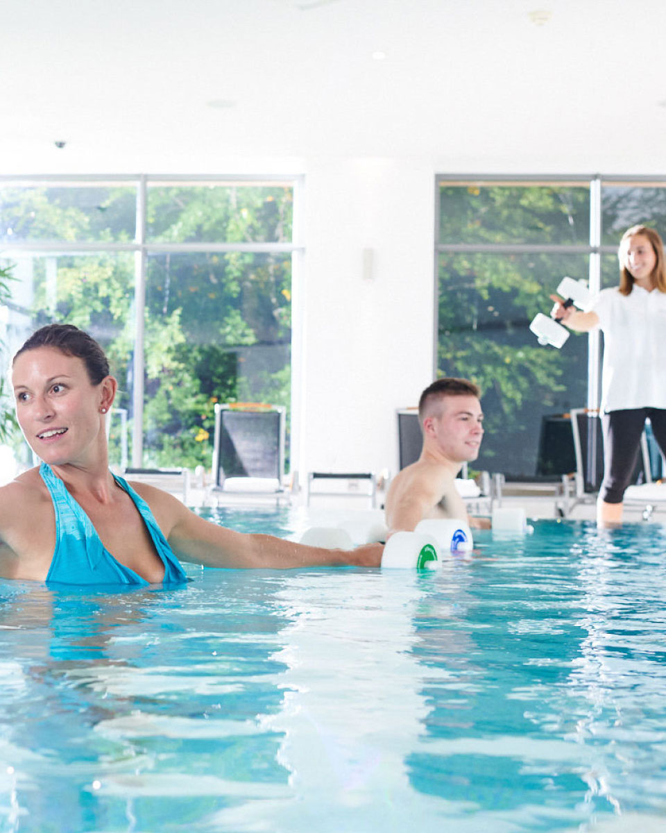 Gruppe bei Wassergymnastik im Bewegungsbad der Max Grundig Klinik