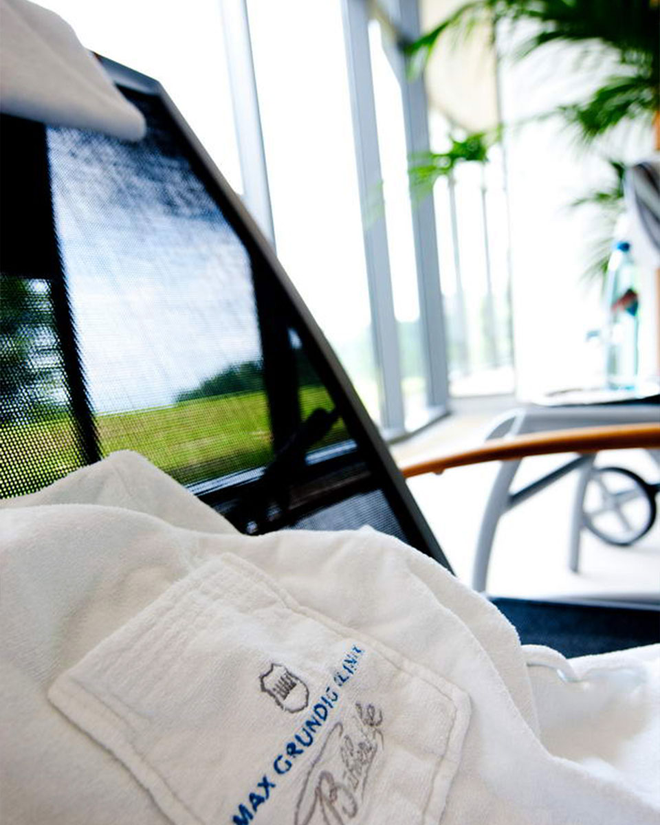 Liegestuhl mit Bademantel, aufgenommen im Bewegungsbad der Max Grundig Klinik