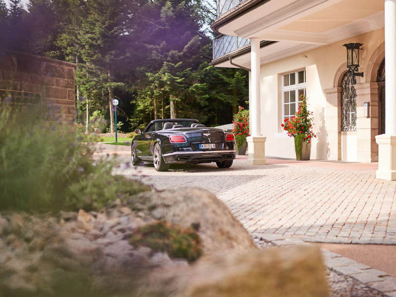 Max Grundig Klinik, Außenbereich mit Auto in der Einfahrt