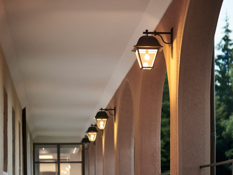 Rundbogengang der Max Grundig Klinik, Ausschnitt mit Beleuchtung