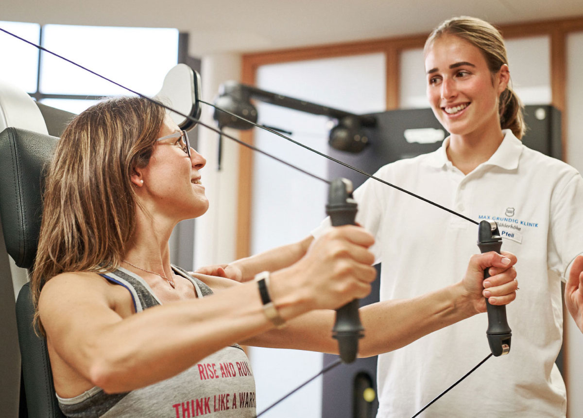 Frau bei Krafttraining mit Trainerin