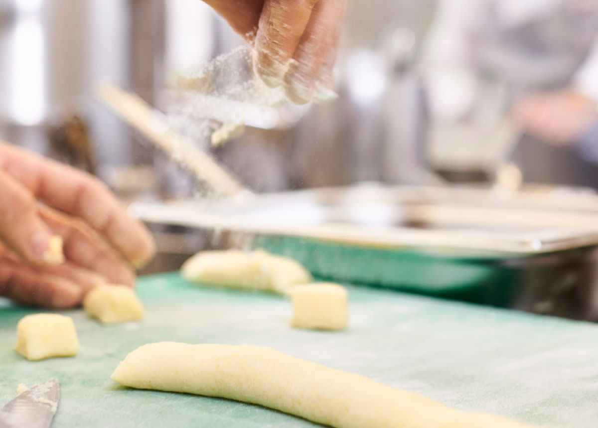 Hände bei Teigzubereitung