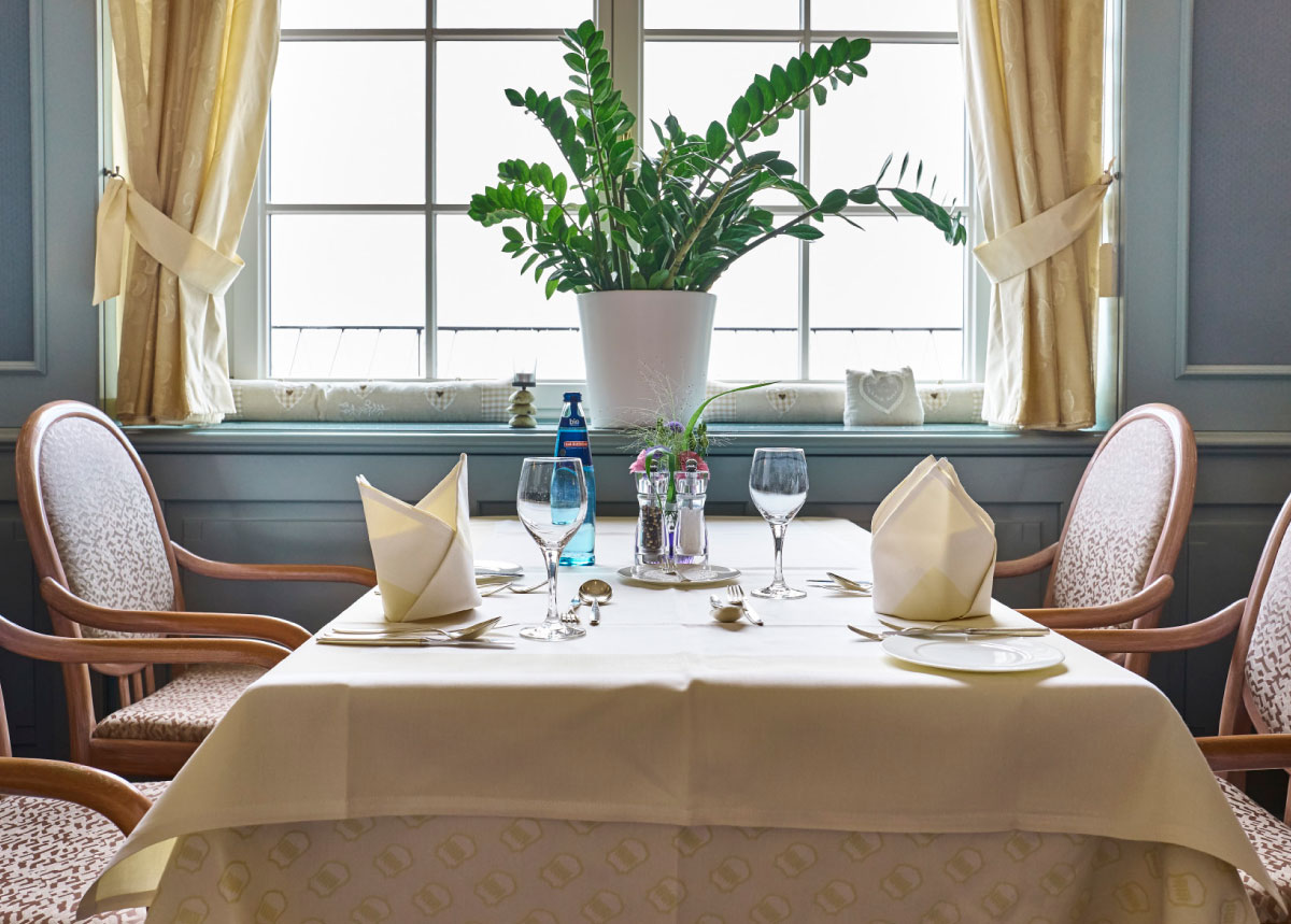 Gedeckter Tisch im Restaurant der Max Grundig Klinik