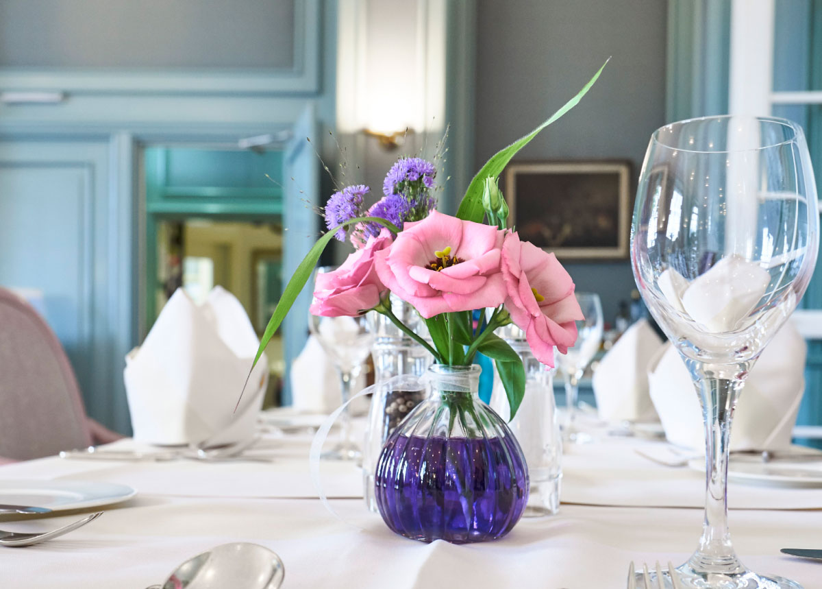 Dekorierter Esstisch im Restaurant der Max Grundig Klinik