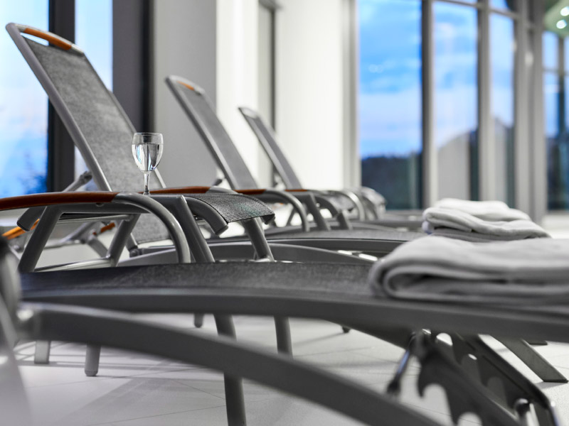 Wellnessbereuch der Max Grundig Klinik, Liegestühle mit Handtuch