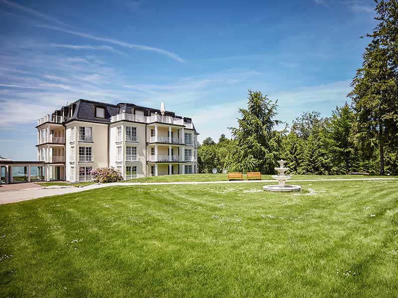 Blick auf Max Grundig Klinik von Wiese