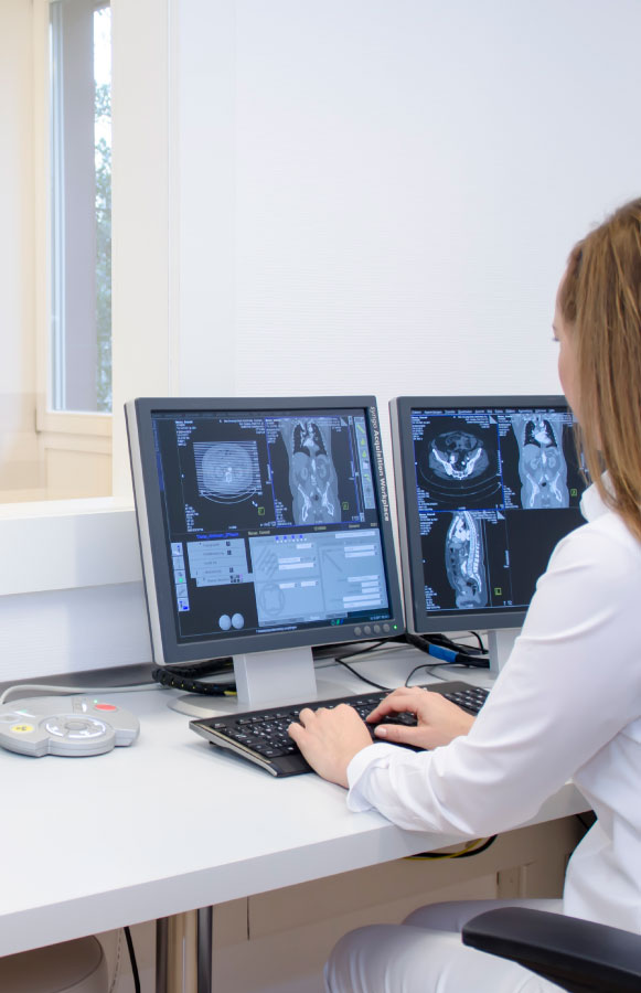 Medizinisches Fachpersonal bei der Auswertung radiologischer Ergebnisse