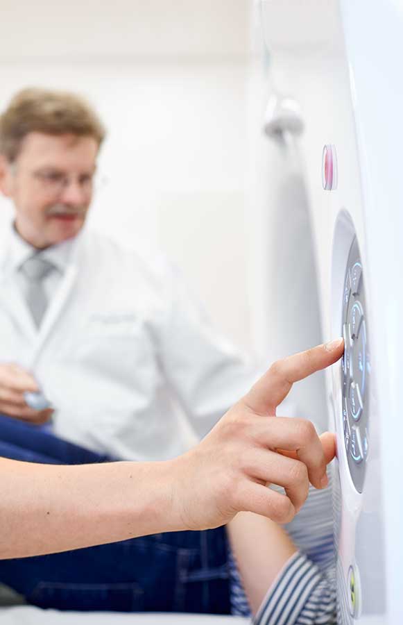 Die Untersuchung im MRT mit Prof. Huppert beginnt